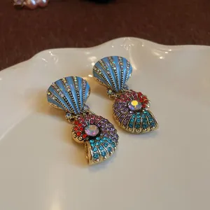 Detailansicht der Vintage-Muschel-Ohrringe mit bunten Strasssteinen und Emaille