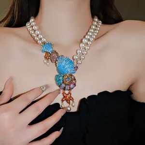 Detailansicht der Vintage-Perlenkette mit Muschel-Anhänger und Strasssteinen