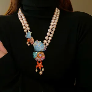 Detailansicht einer Vintage zweilagigen Perlenkette mit bunten Muschelanhängern
