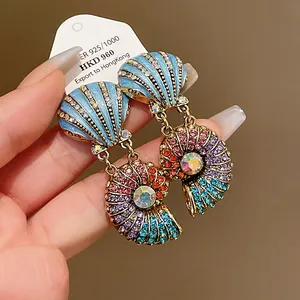 Funkelnde, bunte Strass-Ohrhänger in Muschel- und Schneckenform im Vintage-Design