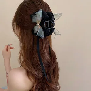Detailansicht einer Schmetterling-Haarklammer mit Perlen in einer eleganten Hochsteckfrisur