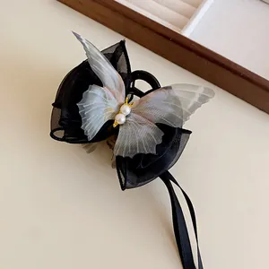 Detailansicht der filigranen schwarzen Netzschleife und der Perle Schmetterling Haarklammer