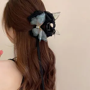 Eleganter schwarzer Haarklammer mit transparenten Schmetterlingsflügeln und Perlenakzenten