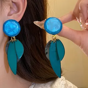 Boucles d'oreilles pendantes en résine bleue avec breloques feuilles sarcelle en argent