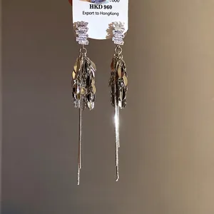 Eleganti orecchini a nappa di grano in zircone argento con design a frange lunghe luccicanti