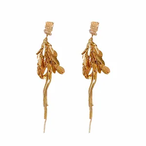 Eleganti orecchini a nappa a spiga di grano dorati con accenti di zircone per un look di lusso
