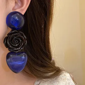 Grandes boucles d'oreilles en résine avec rose noire et pendentif cœur bleu translucide