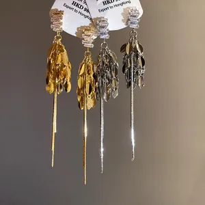Dettaglio orecchini a nappa con spighe di grano in zircone nelle finiture oro e argento