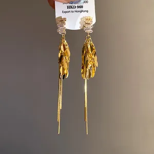 Eleganti orecchini a nappa in zircone dorato con design a foglia di grano e lunghe catenelle.