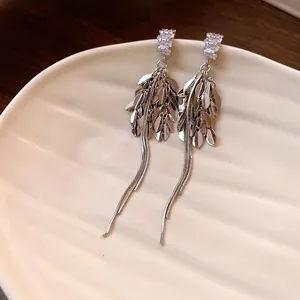 Eleganti orecchini a frangia di grano argento con zirconi scintillanti e lunghe nappe a catena