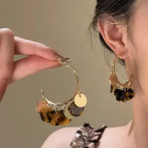 Eleganti orecchini a cerchio in resina tartarugata con ciondoli a stampa leopardata pendenti