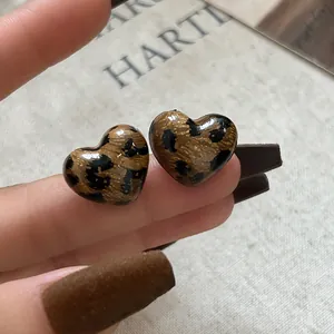 Schicke herzförmige Harz-Ohrstecker mit Vintage-Leopardenmuster und glänzendem Finish