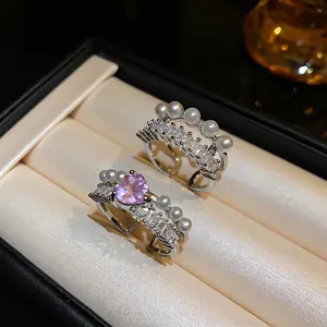 Eleganti anelli aperti in argento con zircone cuore rosa e perle in un portagioie