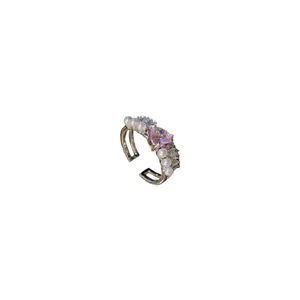 Elegante anello aperto in argento con zircone a cuore rosa, perle e pietre baguette