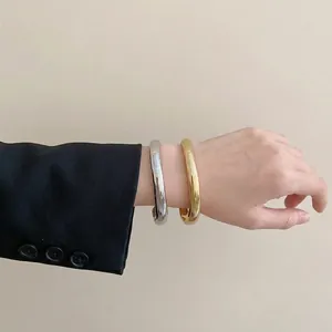 Bracelets joncs ouverts minimalistes en forme de goutte pour femmes, en coloris or et argent.