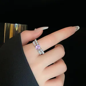Primo piano di un anello vintage con zircone a cuore viola e perle bianche eleganti