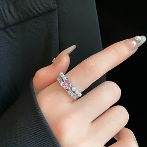 Primo piano di un elegante anello a cuore con perle e zirconi, stile vintage raffinato