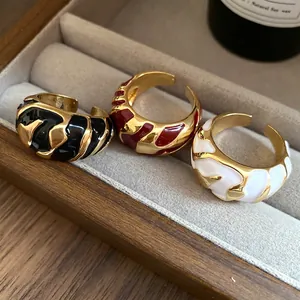 Vintage Emaille-Ringe mit einem unregelmäßigem Rippenmuster in Schwarz, Rot und Weiß.