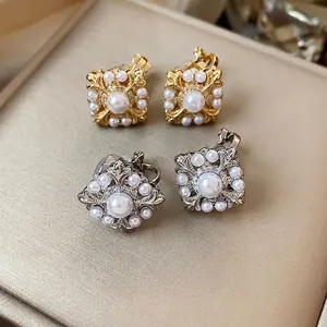 Elegante Vintage Iris Perlen Clip-Ohrringe in Gold und Silber für Ohren ohne Löcher.
