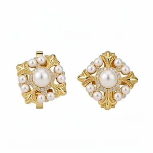 Elegante Fleur-de-Lis Perlenohrclips mit 18 Karat Vergoldung und Zirkonia-Akzenten