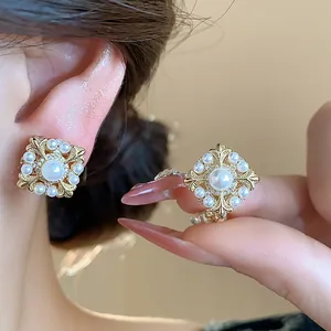 Detailansicht von 18 Karat vergoldeten Fleur-de-Lis Perlenohrclips für Ohren ohne Löcher