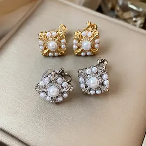 Nahaufnahme von Vintage-Clip-Ohrringen mit Perlen und Zirkon in Gold und Silber