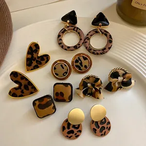 Elegante conjunto de pendientes de corazón y geométricos con estampado de leopardo y plata