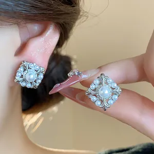 Detailansicht eleganter Irisblumen-Perlenohrclips mit hochwertiger Silber-Vergoldung.