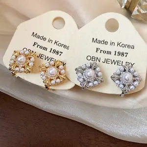Detailansicht von barocken Perlen-Ohrclips im Vintage-Stil auf eleganten Schmuckkarten