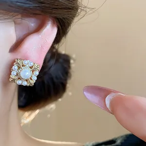 Nahaufnahme des Vintage-Iris-Ohrclips mit Perlen und 18 Karat Vergoldung.