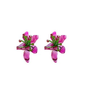 Orecchini a lobo a forma di fiore in cristallo rosa con centro di perline e aghi d'argento