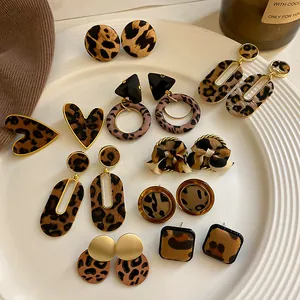 Pantalla detallada de varios pendientes de leopardo con formas de corazón y geométricas