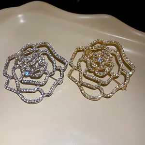 Elegantes Set aus hohlen Rosenbroschen mit Strasssteinen in Silber und Gold für Anzüge
