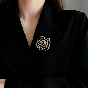 Funkelnde Kristall-Hohlrosenbrosche an einem schwarzen Blazer-Revers, elegantes Accessoire