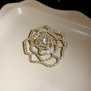Eleganter goldfarbener hohler Rosen-Broschen-Pin mit funkelnden Strasssteinen für Anzug