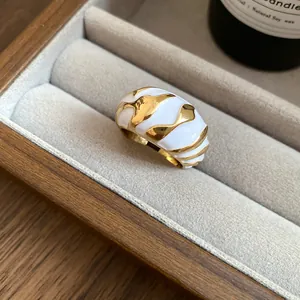 Detailansicht eines vergoldeten Emaille-Rings mit unregelmäßigem Muster im Vintage-Stil