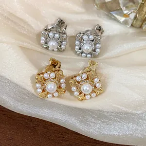 Detailansicht der Vintage-Iris-Perlenohrclips in Gold- und Silberoptik für Damen