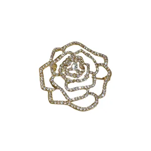 Eleganter goldener hohler Rosen-Brosche mit funkelnden Kristall-Strasssteinen Zierde