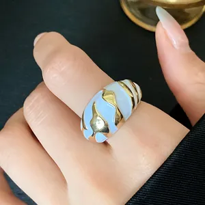 Detailansicht eines Vintage Goldrings mit hellblauer Emaille und unregelmäßiger Struktur.