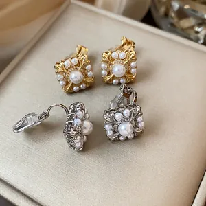 Detailansicht quadratischer Clip-Ohrringe mit Perlen und Zirkon in Gold und Silber