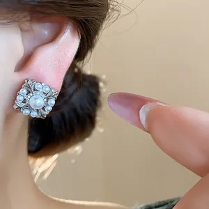 Detailansicht des exquisiten 18k vergoldeten Iris-Perlen-Ohrclips mit Zirkonia-Akzenten