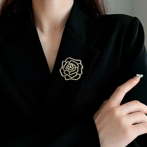 Elegante goldene Strass-Brosche in Blumenform an einem professionellen schwarzen Blazer-Revers.