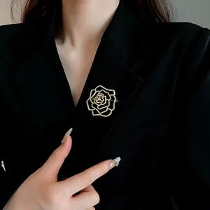 Elegante hohle Rosenbrosche mit funkelnden Strasssteinen an einem schwarzen Revers.