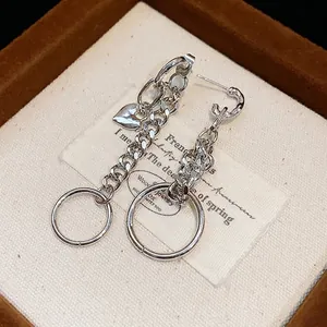 Pendientes de cadena de metal modernos con dije de corazón y anillos grandes de plata
