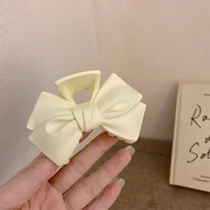 Eleganter cremefarbener Haarclip mit Schleife für stilvolle und elegante Hochsteckfrisuren