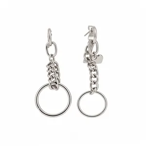 Pendientes minimalistas de plata con eslabones, corazones y grandes aros circulares