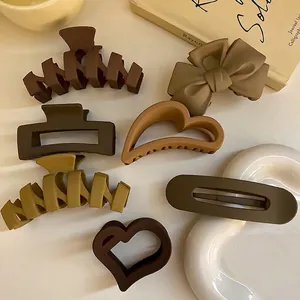Set aus mattem Haarklammern in Milchteebraun mit geometrischen und Schleifenformen