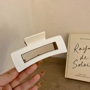 Eleganter Vintage Haarclip in Cremeweiß mit geometrischem Design für Damenfrisuren