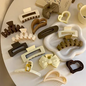 Vielfalt an retro milchteebraunen geometrischen Haarklammern und dekorativen Clips