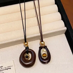 Colliers à pendentifs minimalistes en résine avec pierre œil de tigre sur cordons